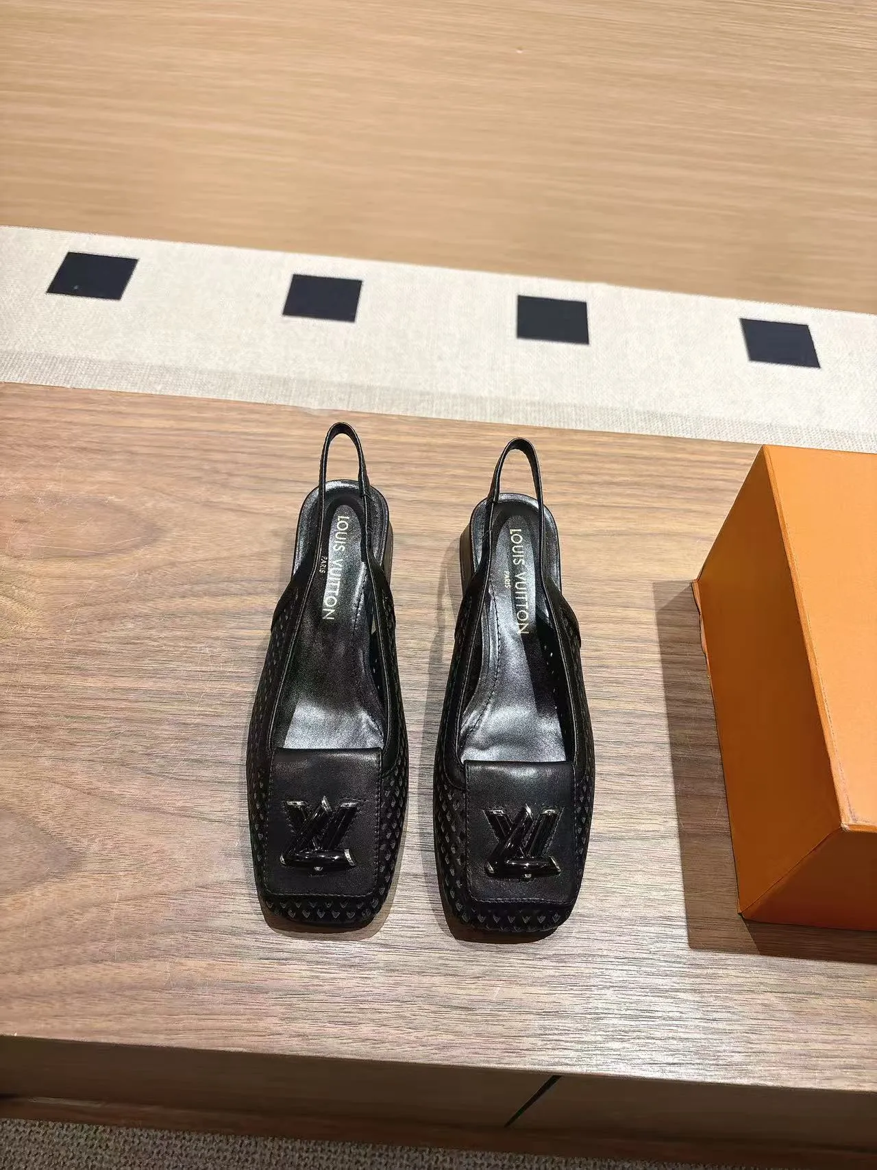 👟👟Ex-factory price 600👟👟 LV Louis Vuitton 25ss top version. Features the latest SHAKE hollow slingback sandals. Hard goods are new. Purchasing level! Full of high-end sense! A popular one among domestic and foreign bloggers. It is retro and fashionable and looks great on the feet! The main model on the official website. Upper: original customized cowhide surface. Lining: imported goatskin lining. ·Outsole: original Italian leather outsole ■Height: 3.5cm5.5cm ·Shoe size: 35-40 (41, 42 customizations are not returnable)